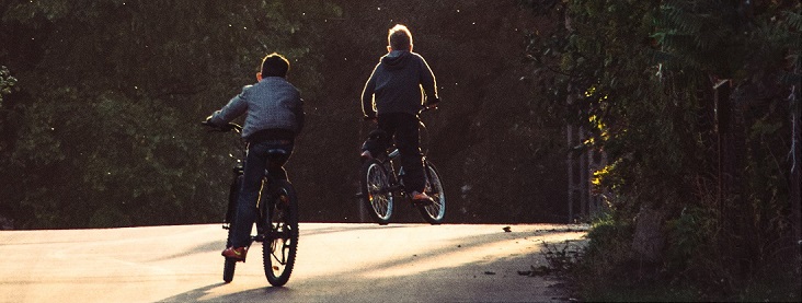 Deux jeunes avec vélo