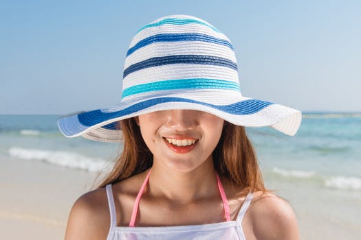 jeune fille avec chapeau sur la plage