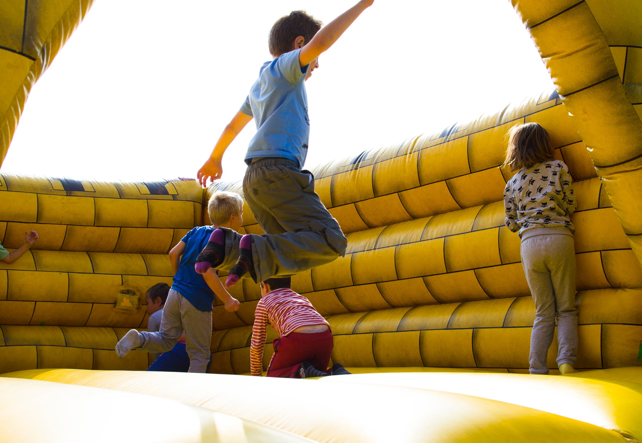 enfants jouant à l'intérieur d'une structure gonflable