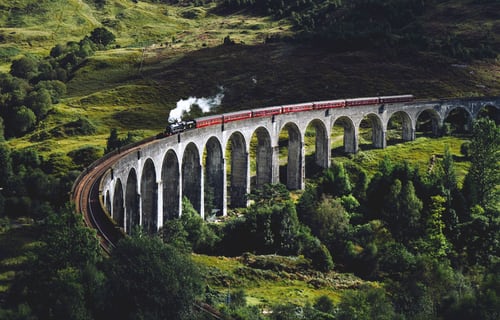 train à vapeur traversant un pont