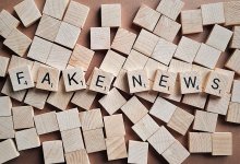 lettres srabble formant le mot fake news