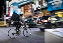 coursier à vélo dans une rue