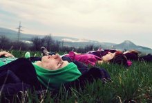 jeunes allongés dans l'herbe