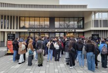 futurs étudiants faisant la queue devant l'entréer du forum