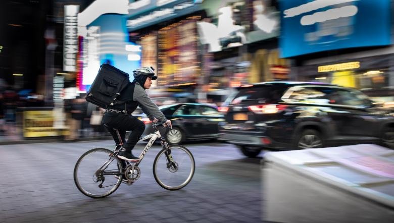 coursier à vélo dans une rue