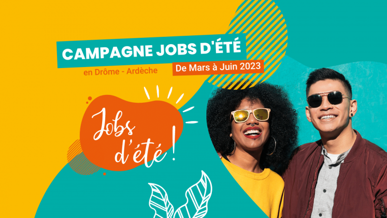 Affiches, jeunes à lunettes sourient en cherchant un job d'été en Drôme Ardèche