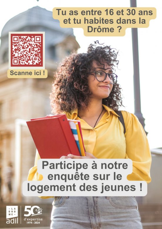 Jeune femme étudiante posant avec des classeurs entre les bras