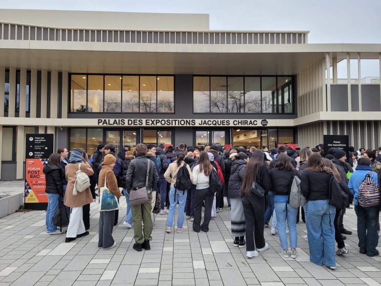 futurs étudiants faisant la queue devant l'entréer du forum